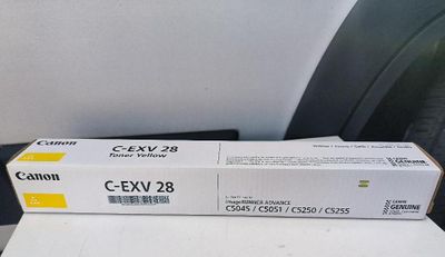 deux boîtes d'encre jaune Canon CEX-28 posées sur une table