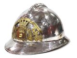 un casque argenté orné d'un emblème en or