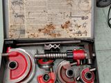 une mallette métallique posée par terre, contenant des outils