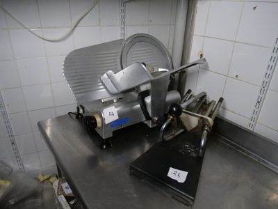 une photo d'une trancheuse à viande posée sur un plan de travail