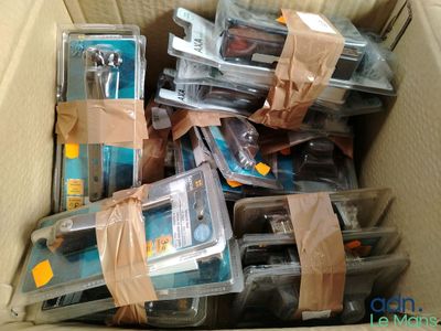 une boîte en carton remplie de différents types d'appareils électroniques