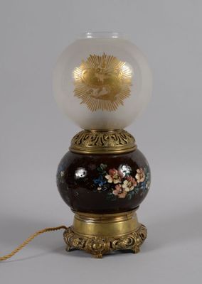 l'image d'une lampe posée sur une table