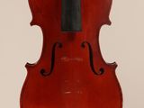 gros plan d'un violon avec un archet sur fond blanc