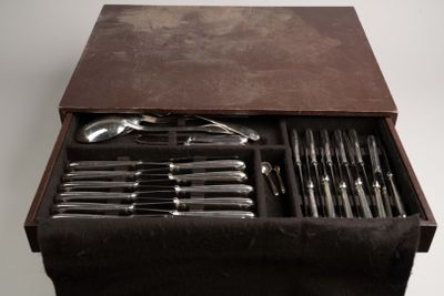 une boîte en bois contenant de l'argenterie sur une table