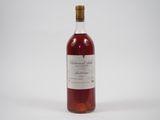 une bouteille de vin posée sur une table blanche