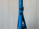un aspirateur posé sur un plan de travail