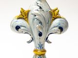un vase bleu et blanc orné d'un décor doré