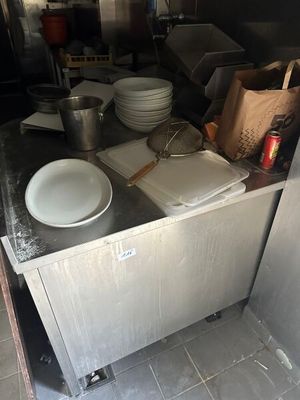 un plan de travail de cuisine sur lequel sont posés de nombreux plats