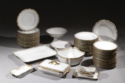 beaucoup d'assiettes et de bols sur la table