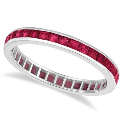 une bague « éternité » en or blanc, sertie de rubis et de diamants