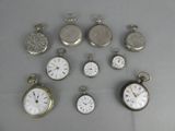de nombreux modèles différents de montres de poche exposés sur la table