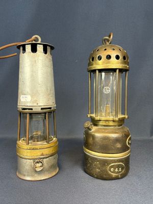 deux types différents de lanternes exposées sur une table