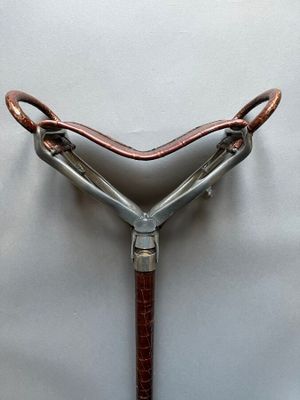 Canne siège en métal gainé de cuir, le pommeau déployant déc…