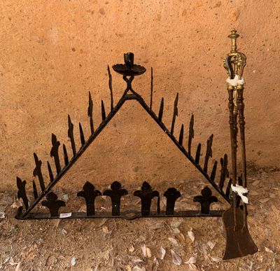 une photo d'une clôture métallique sur laquelle sont fixées des croix