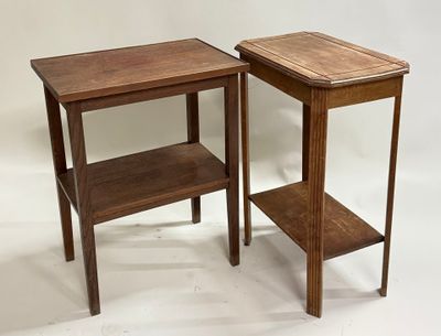 paire de tables d'appoint en noyer datant du milieu du siècle dernier