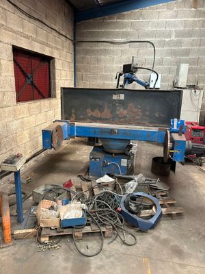 une machine qui travaille sur une pièce de métal