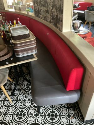 une cabine rouge avec un motif noir et blanc au sol
