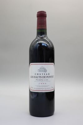 une bouteille de vin posée sur une table