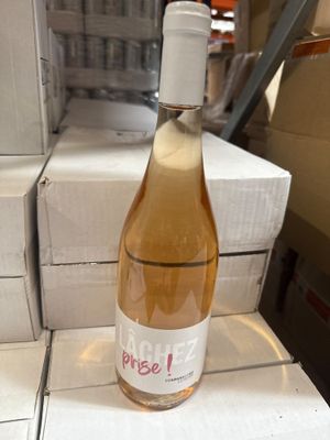 une bouteille de vin posée sur une pile de cartons