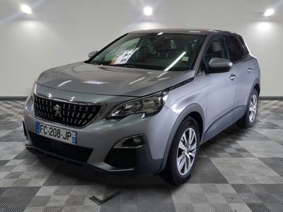 la voiture grise est garée dans le garage sur le sol en damier