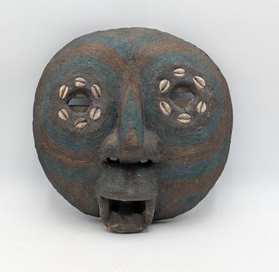 une image représentant un masque en céramique sur lequel figure un visage