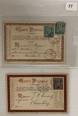 Deux timbres, l'un ancien et l'autre récent, sont exposés dans une vitrine.