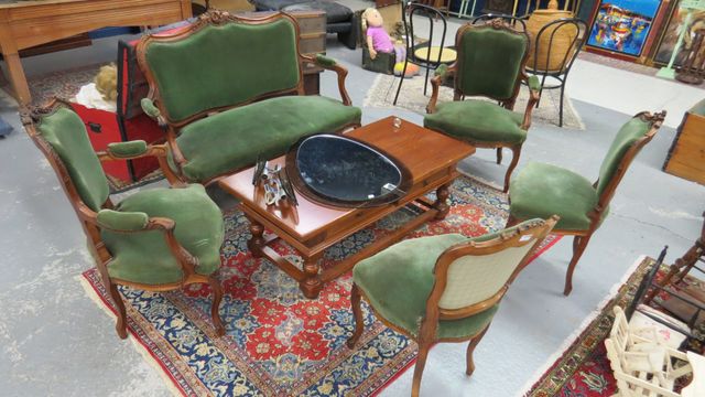 Salon de style Louis VX garni de velours vert comprenant 1 banque...