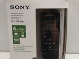 La boîte d'une télécommande Sony est ouverte sur la table.