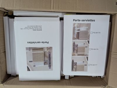 des boîtes contenant des images de différents types de meubles, le tout dans un carton