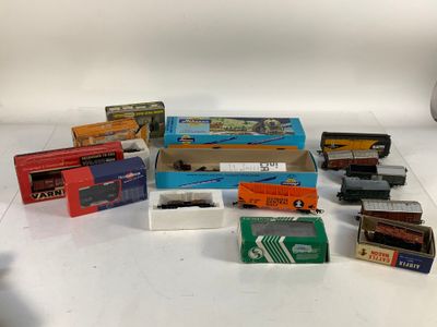 de nombreux types de trains miniatures sur la table