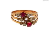 une image représentant une bague en or ornée de perles et d'un rubis