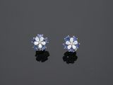 une paire de boucles d'oreilles à clous en saphir et diamants