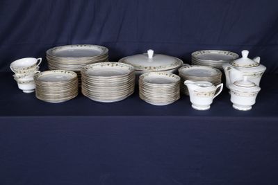 de nombreuses assiettes et tasses sur une table recouverte d'une nappe bleue