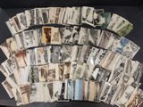 beaucoup de vieilles photos de personnes posées sur une table