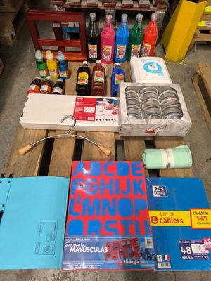 de nombreux articles qui sont posés sur une palette dans l'entrepôt