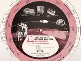 une horloge ronde rose sur laquelle figure l'image d'une station spatiale