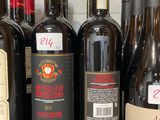 des bouteilles de vin sont alignées sur une étagère dans un magasin
