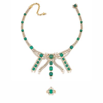 un collier en émeraudes et diamants orné d'un pendentif en forme de croix