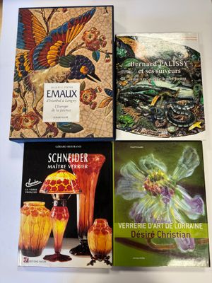plusieurs livres sont posés sur une table les uns à côté des autres
