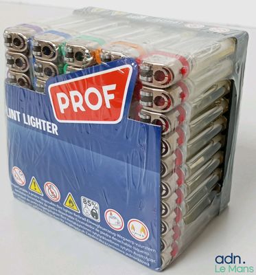 une boîte contenant de nombreux types de briquets différents