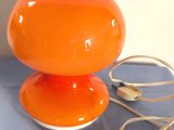 une lampe orange posée sur une table