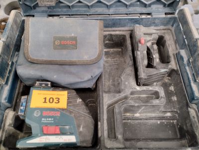 une caisse à outils avec des outils à l'intérieur sur le sol