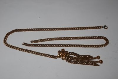a close up of a chain with a clasp on it