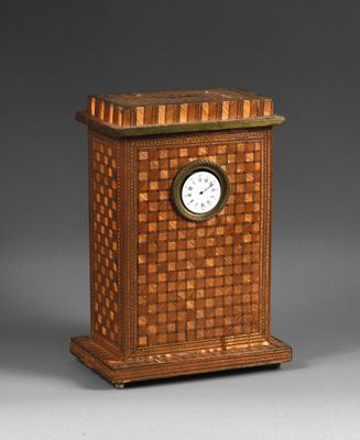une petite horloge en bois posée sur une table