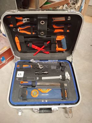 une caisse à outils avec des outils sur le sol