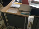 un bureau avec une chaise et un ordinateur dessus