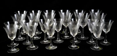 un grand nombre de verres à vin alignés les uns à côté des autres