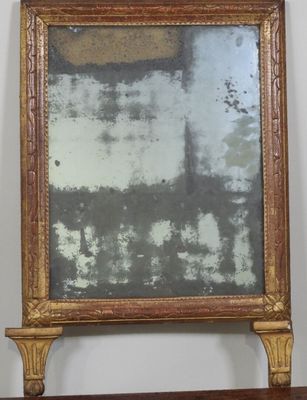 une photo d'un miroir posé sur une étagère