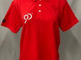 un polo rouge orné de la lettre « p »