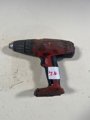 une perceuse accrochée au mur